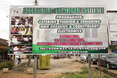 Werbeschild f√ºr das Girls Vocational Training Institute in Accra
