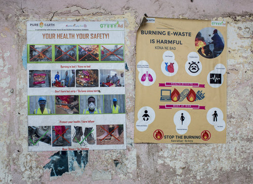 Warnschild auf der Elektromuelldeponie in Agbogbloshie