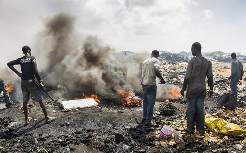 Verbrennung von Elektroschrott auf der groessten Elektromuelldeponie Afrikas in Accra