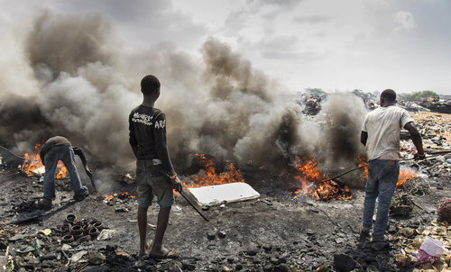 Verbrennung von Elektroschrott auf der groessten Elektromuelldeponie Afrikas in Accra