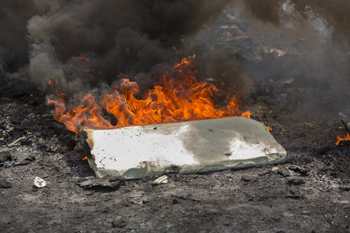 Verbrennung von Elektroschrott auf der groessten Elektromuelldeponie Afrikas in Accra