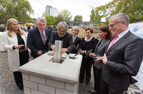 Grundsteinlegung auf dem UN-Campus. V.l. Moderatorin Beate Frey-Stilz, BIMA-Chef J‚àèrgen Gehb, Architekt Stefan Lippert, BfBR Petra Wesseler, UNO Bonn Patricia Espinosa, Staatss. Rita Schwarzel‚àèhr-Sutter, Staats. Stefan Steinlein.