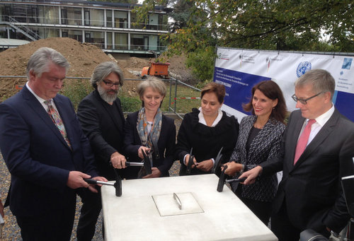 Grundsteinlegung auf dem UN-Campus. V.l. Moderatorin Beate Frey-Stilz, BIMA-Chef J‚àèrgen Gehb, Architekt Stefan Lippert, BfBR Petra Wesseler, UNO Bonn Patricia Espinosa, Staatss. Rita Schwarzel‚àèhr-Sutter, Staats. Stefan Steinlein.