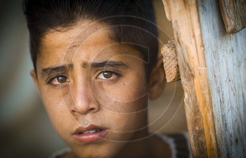 Syrischer Junge in einem Fluechtlingscamp in der Bekaa-Ebene