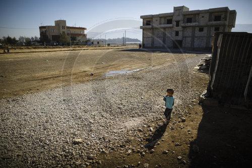 Verlassenes Kleinkind in einem Fluechtlingscamp in der Bekaa-Ebene