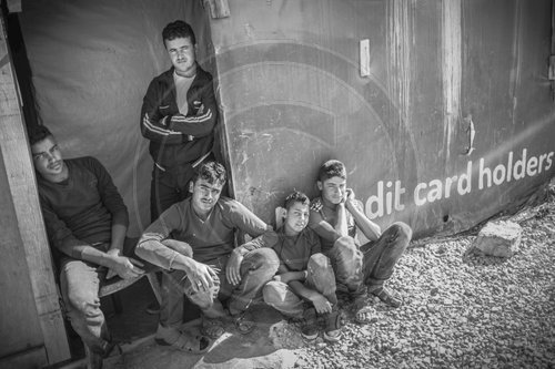 Jugendliche in einem Fluechtlingscamp in der Bekaa-Ebene