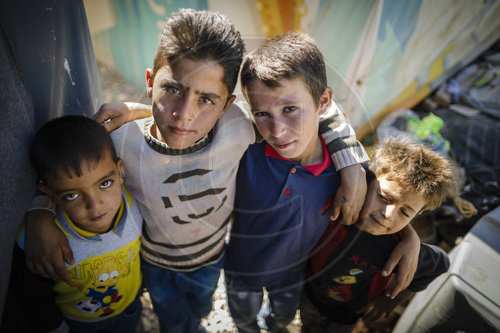 Syrische Kinder in einem Fluechtlingscamp in der Bekaa-Ebene