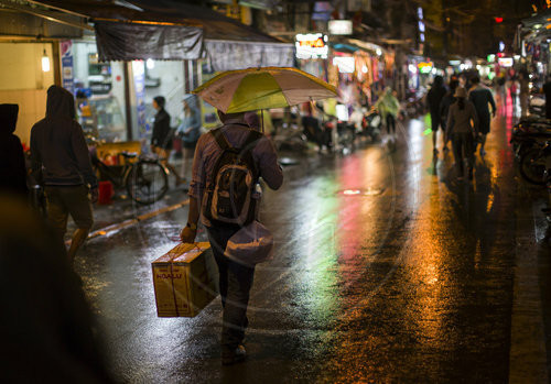 Abendliche Einkaufsstrasse in Hanoi