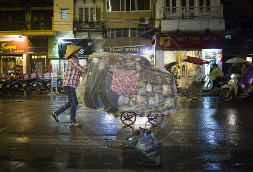 Strassenhaendlerin in Hanoi