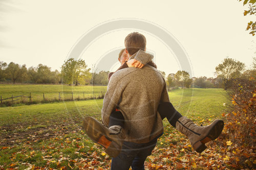 Mann und Frau in herbstlicher Natur