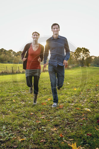 Mann und Frau in herbstlicher Natur