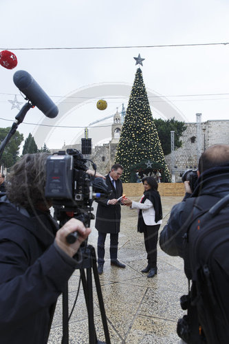 Bundesentwicklungsminister Gerd Mueller, CSU, und Vera Baboun, Buergermeisterin von Bethlehem bei der symbolischen Entzuendung des Weihnachtslichtes