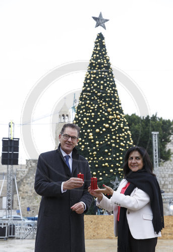 Bundesentwicklungsminister Gerd Mueller, CSU, und Vera Baboun, Buergermeisterin von Bethlehem bei der symbolischen Entzuendung des Weihnachtslichtes