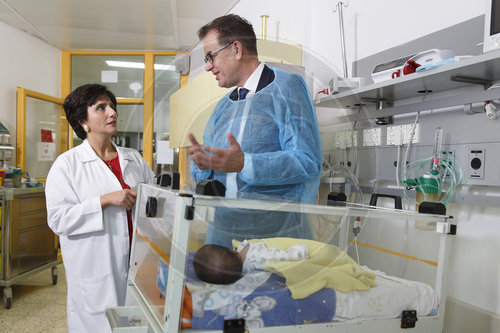 Bundesentwicklungsminister Gerd Mueller, CSU, besucht das Caritas Baby Hospital, in den palaestinensischen Gebieten, Bethlehem