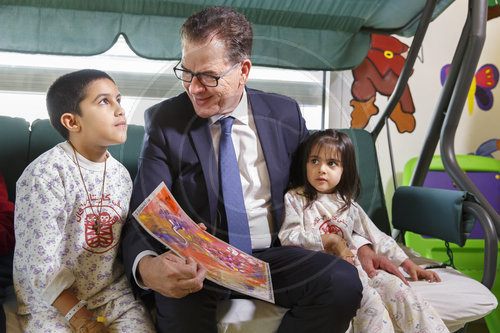 Bundesentwicklungsminister Gerd Mueller, CSU, besucht das Caritas Baby Hospital, in den palaestinensischen Gebieten, Bethlehem