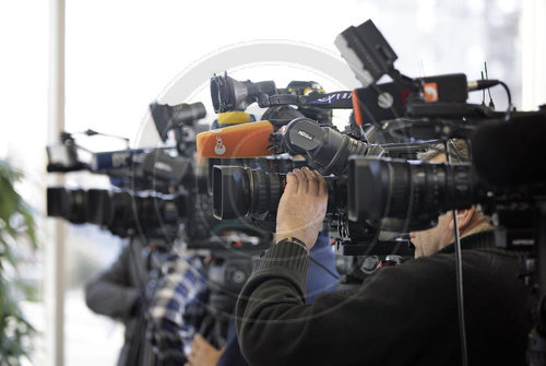 Fernsehkameras bei einer Pressekonferenz