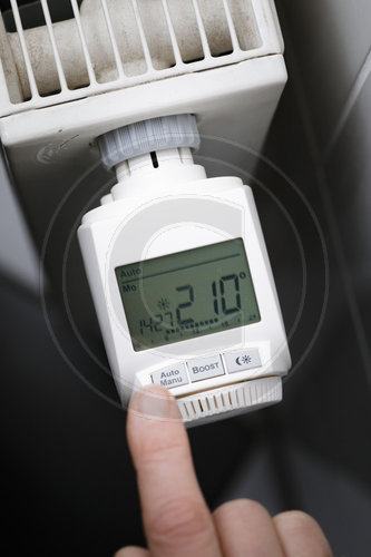 Automatisches Thermostat am Heizkoerper