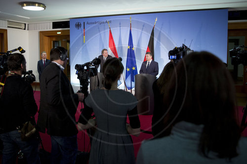 BM Gabriel trifft Bert Koenders