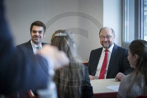 Martin Schulz trifft Schueler in Pinneberg