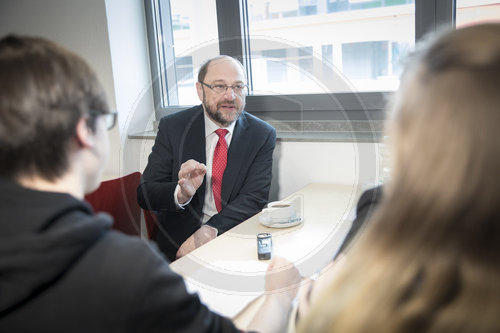 Martin Schulz trifft Schueler in Pinneberg