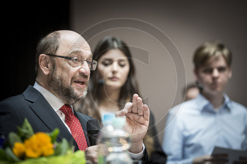 Martin Schulz trifft Schueler in Pinneberg