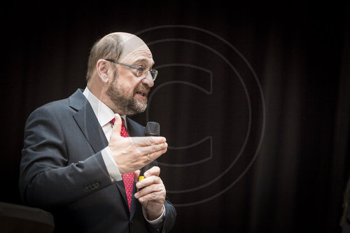 Martin Schulz trifft Schueler in Pinneberg