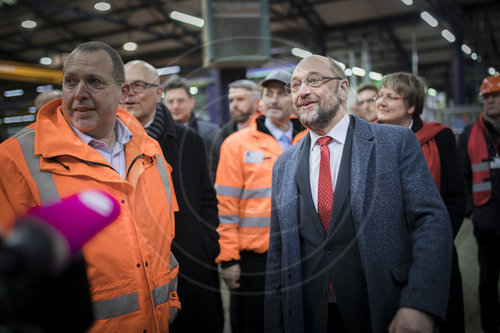 Martin Schulz besucht Bahnwerk in Neumuenster