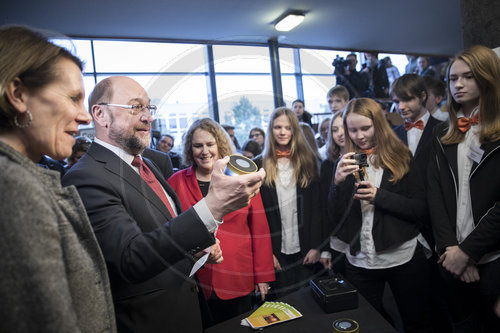 Martin Schulz trifft Schueler in Norderstedt