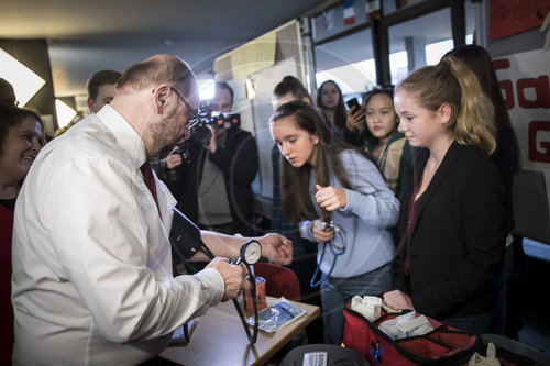 Martin Schulz trifft Schueler in Norderstedt