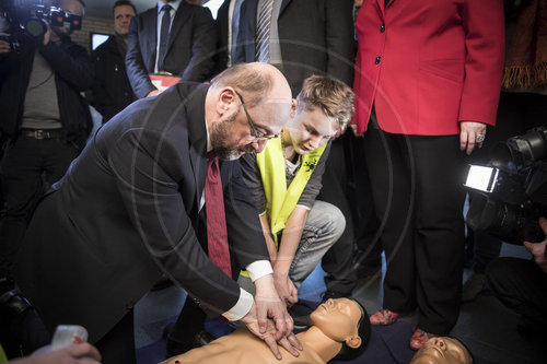 Martin Schulz trifft Schueler in Norderstedt