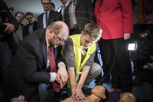 Martin Schulz trifft Schueler in Norderstedt