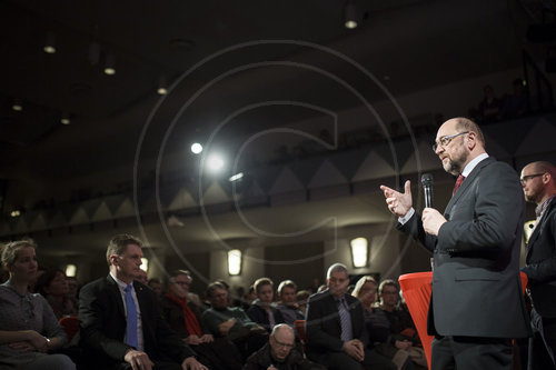 Martin Schulz trifft Schueler in Norderstedt