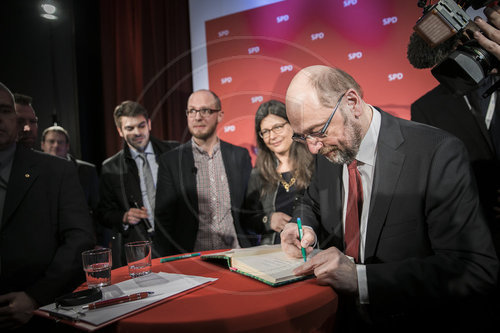 Martin Schulz trifft Schueler in Norderstedt