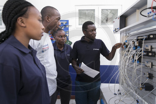 Auszubildene zu Mechatronikern in der Ausbildungsstaette bei Krones in Kenia, Thika,