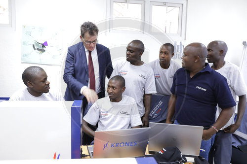 Bundesentwicklungsminister Gerd Mueller, CSU, besucht die Ausbildungsstaette bei Krones, in Kenia, Thika,