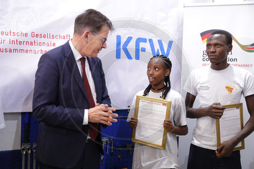 Bundesentwicklungsminister Gerd Mueller, CSU, besucht die Ausbildungsstaette bei Krones, in Kenia, Thika,