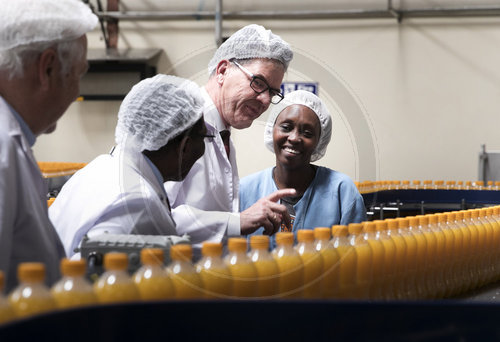 Bundesentwicklungsminister Gerd Mueller, CSU, besucht den Getraenkehersteller Kevian, in Kenia, Thika,