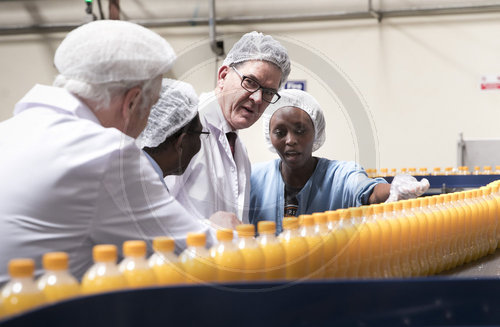 Bundesentwicklungsminister Gerd Mueller, CSU, besucht den Getraenkehersteller Kevian, in Kenia, Thika,