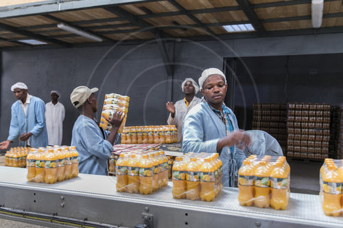 Verpacken von Saftflaschen beim Getraenkehersteller Kevian in Kenia