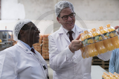 Bundesentwicklungsminister Gerd Mueller, CSU, besucht den Getraenkehersteller Kevian, in Kenia, Thika,