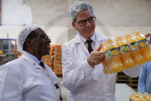 Bundesentwicklungsminister Gerd Mueller, CSU, besucht den Getraenkehersteller Kevian, in Kenia, Thika,