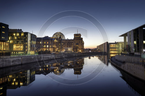 Reichstag im Regierungsviertel in Berlin