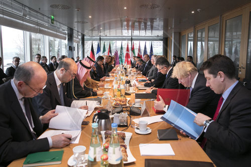 Sigmar Gabriel, SPD, Vizekanzler und Bundesaussenminister eroeffnet das Treffen der Freunde fuer Syrien,