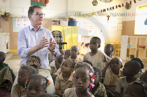 Bundesentwicklungsminister Gerd Mueller, CSU, besucht Kinder in einer Schule