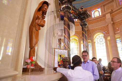 Besuch der Basilika Notre Dame de la Paix in Yamoussoukro