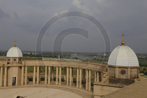 Besuch der Basilika Notre Dame de la Paix in Yamoussoukro