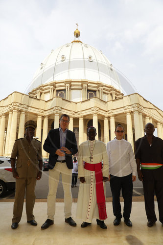Besuch der Basilika Notre Dame de la Paix in Yamoussoukro