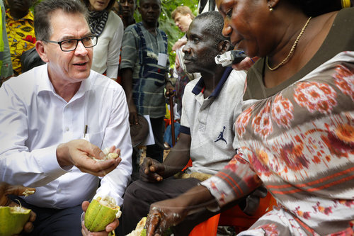 Bundesentwicklungsminister Gerd Mueller, CSU, besucht eine Kakaoplantage an der Cote Divor in Acoupe