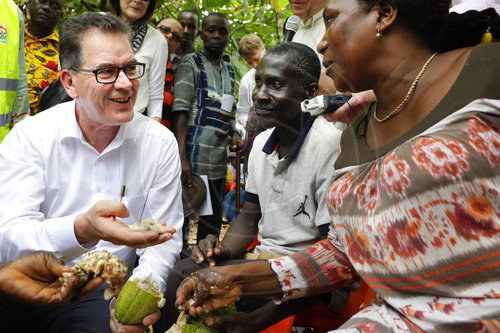 Bundesentwicklungsminister Gerd Mueller, CSU, besucht eine Kakaoplantage an der Cote Divor in Acoupe.
