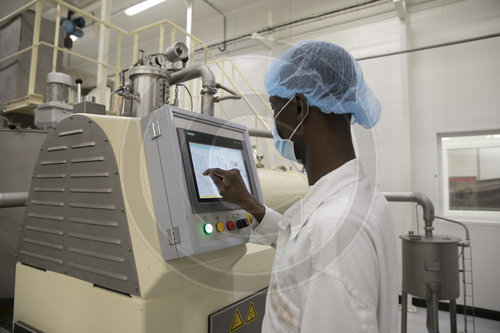 Mitarbeiter an der Steuerung einer Abfuellmaschine in der Schokoladenfabrik: Cemoi Chocolaterie ,
